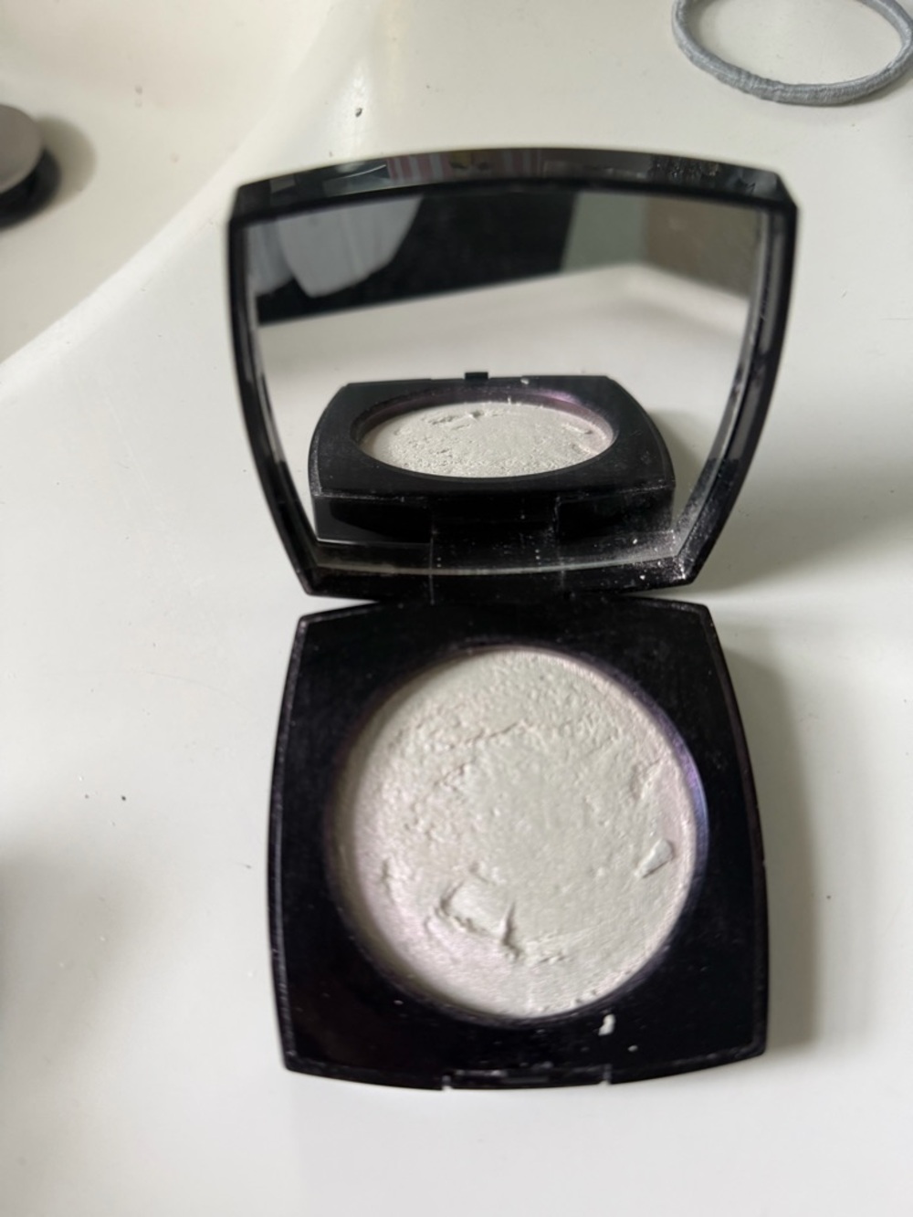 Chanel poudre lumière highlight powder in shade 40 white opal - Picture 7 of 7